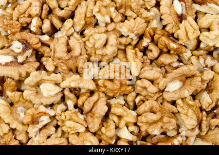 Libre de noix décortiquées pile fond noyer Banque D'Images