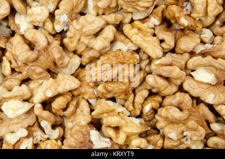 Libre de noix décortiquées pile fond noyer Banque D'Images