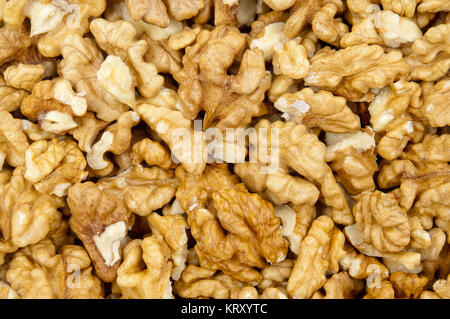 Libre de noix décortiquées pile fond noyer Banque D'Images