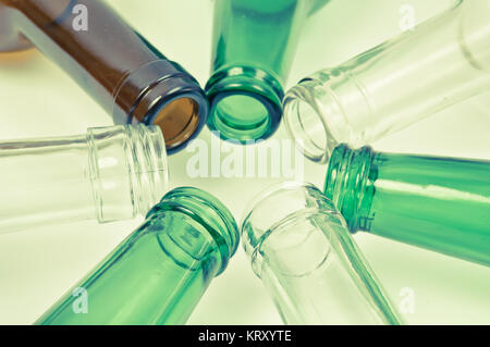 Bouteilles en verre de différentes couleurs, dont le thé vert, blanc, marron clair Banque D'Images