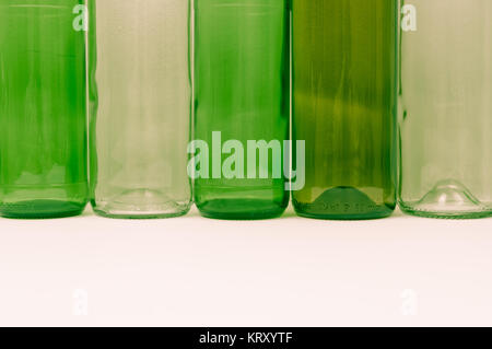 Bouteilles en verre de différentes couleurs, dont le thé vert, blanc, marron clair Banque D'Images