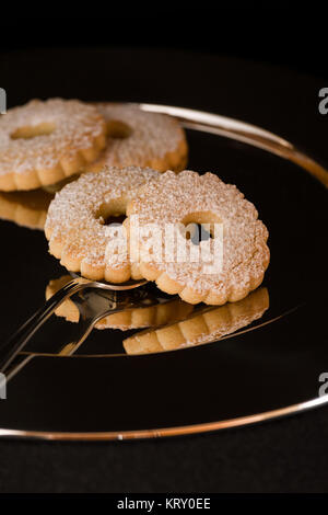 Les biscuits sur une plaque d'argent reflète Banque D'Images