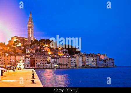 Heure bleue à Rovinj waterfront Banque D'Images