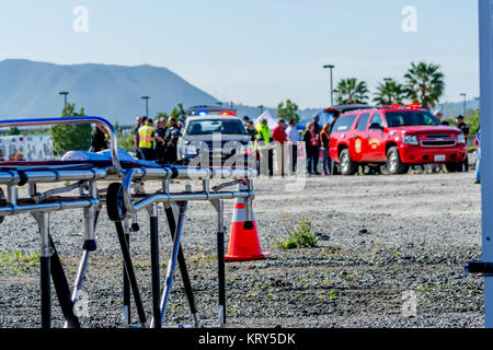 Burbank CA USA 24 MARS 2015 coroner du comté de Los Angeles de la configuration de la zone d'admission à l'examen triennal d'exercice d'urgence à grande échelle à l'aéroport Bob Hope Banque D'Images