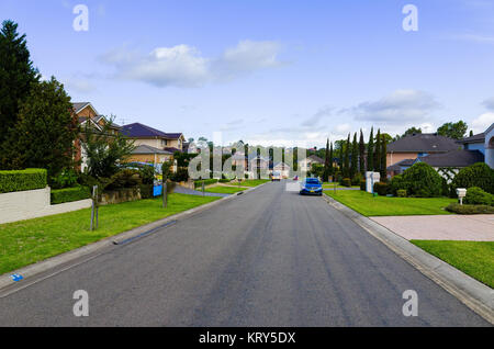 Une rue de banlieue avec maisons typique de classe moyenne en Australie Banque D'Images