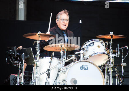 Le chanteur, auteur-compositeur et musicien Bruce Springsteen effectue un concert live avec son groupe, le E Street Band à Frognerparken à Oslo. Ici le batteur Max Weinberg du E Street Band est vu sur scène. La Norvège, 28/07 2016. Banque D'Images