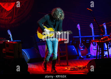 Le chanteur, compositeur et guitariste Chris Cornell effectue un concert live à Folketeatret à Oslo. Chris Cornell est également connu comme le chanteur de l'groupes américains Soundgarden et Audioslave. La Norvège, 31/03 2016. Banque D'Images