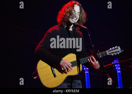 Le chanteur, compositeur et guitariste Chris Cornell effectue un concert live à Folketeatret à Oslo. Chris Cornell est également connu comme le chanteur de l'groupes américains Soundgarden et Audioslave. La Norvège, 31/03 2016. Banque D'Images