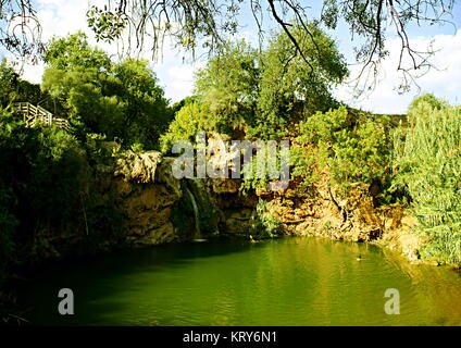 Cadre naturel magnifique lac vert caché dans la forêt du Portugal, dans la région de l'Algarve (sud), avec un solo de nageur, lors d'une journée ensoleillée. Banque D'Images