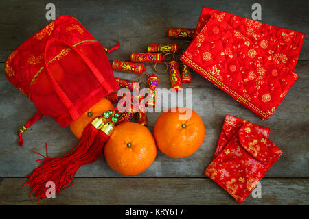 Les oranges avec Lucky rouge pétard et sachets préparés pour un Nouvel An chinois Banque D'Images