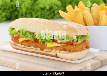 Poulet Chickenburger Hühnchen mit Pommes frites Hamburger Burger Käse Tomaten ungesund Banque D'Images