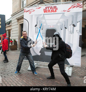 Londres, Royaume-Uni. 16 décembre 2017 la société de publicité Guerre des étoiles, près de Covent Garden. Les fans posent. Banque D'Images