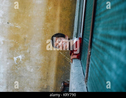 Timisoara Roumanie Décembre 1994 - 8 ans Tomi qui vivait dans les rues de Timisoara l'air heureux qu'il reçoit des dons de bienfaisance la Roumanie lien envoyé d'Angleterre pour la maison pour enfants de rue à Timisoara où il vit maintenant photographie prise par Simon Dack Banque D'Images