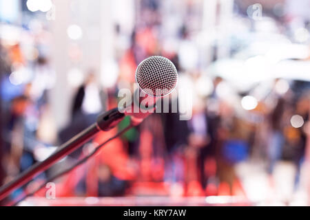 Microphone dans l'accent contre public trouble Banque D'Images