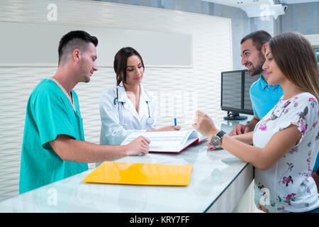 Groupe d'étudiants dentiste pratiquant Banque D'Images