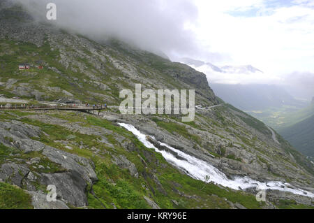 vue sur le trollstigen l'une des rues les plus célèbres du monde 11km Banque D'Images