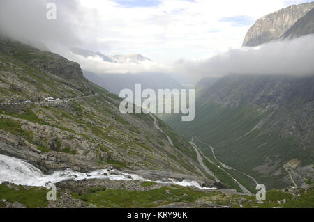 vue sur le trollstigen l'une des rues les plus célèbres du monde 11km Banque D'Images