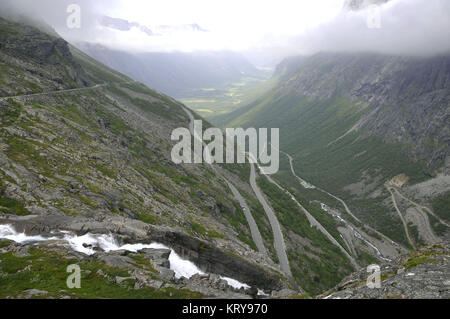 vue sur le trollstigen l'une des rues les plus célèbres du monde 11km Banque D'Images