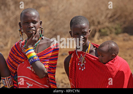 AMBOSELI, KENYA - 31 août 2013 : Portrait de femme et enfant Masaï non identifiés avec les décorations traditionnelles et colorées de vêtements rouge. Banque D'Images