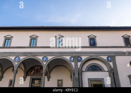 Filippo Brunelleschi, à l'Hôpital des Innocents (Ospedale degli Innocenti à Florence), façade, 1419 -1427, terre cuite tondos par Andrea della Robbia Banque D'Images