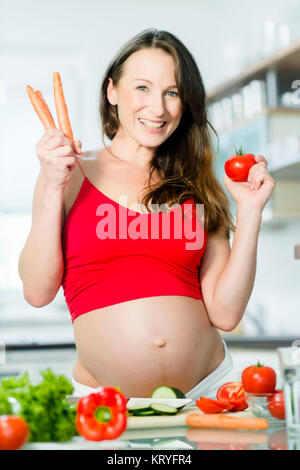 Schwangere Frau mit Gemüse - femme enceinte avec des légumes Banque D'Images