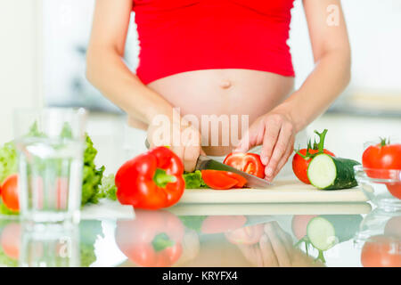 Schwangere Frau mit Gemüse - femme enceinte avec des légumes Banque D'Images