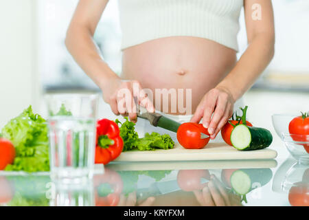 Schwangere Frau mit Gemüse - femme enceinte avec des légumes Banque D'Images