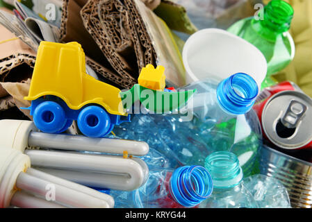 Recyclables constitués de verre, plastique, métal et papier Banque D'Images