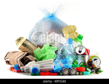 Recyclables constitués de verre, plastique, métal et papier Banque D'Images