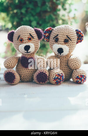 Couple nounours sur la table en bois Banque D'Images