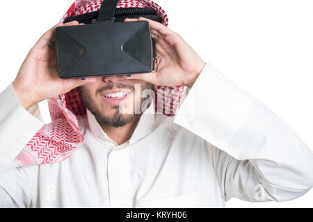 Jeune musulman guy essayer lunettes VR. Isolées. Fond de page. Banque D'Images