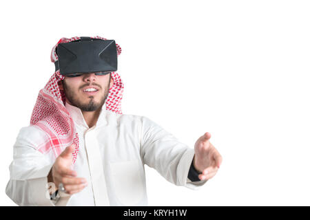 Jeune musulman guy essayer lunettes VR. Isolées. Fond de page. Banque D'Images