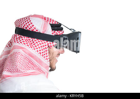 Jeune musulman guy essayer lunettes VR. Isolées. Fond de page. Banque D'Images