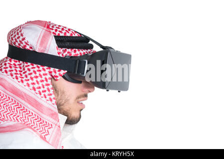 Jeune musulman guy essayer lunettes VR. Isolées. Fond de page. Banque D'Images