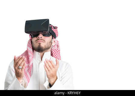 Jeune musulman guy essayer lunettes VR. Isolées. Fond de page. Banque D'Images