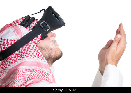 Jeune musulman guy essayer lunettes VR. Isolées. Fond de page. Banque D'Images