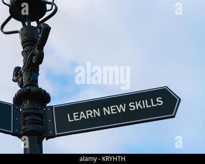 Apprendre de nouvelles compétences signe directionnel sur guide Banque D'Images