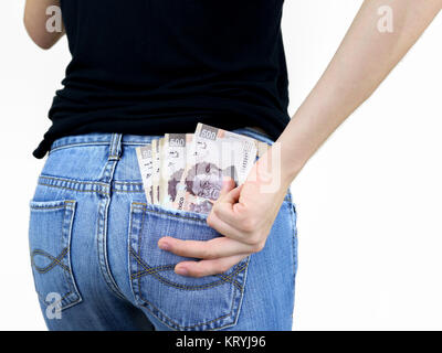 Coquille d'une pile d'argent dans la poche arrière du jeans Banque D'Images
