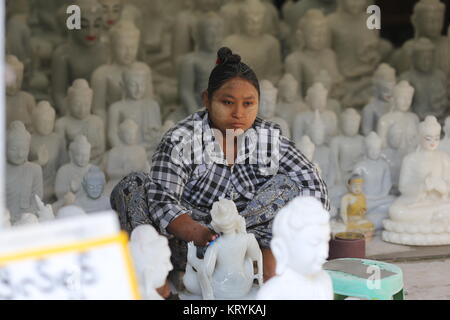 Scènes de la pierre-maçons en train de couper et polir le marbre dans les ateliers de Mandalay. Banque D'Images