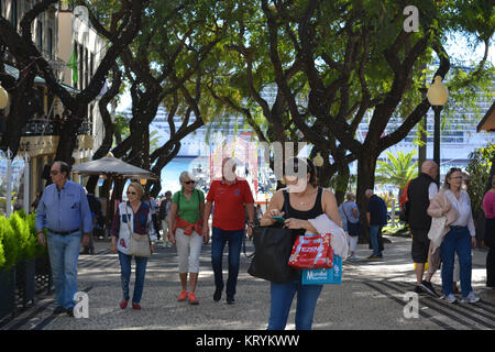 Groupe de personnes marcher jusqu'Av. Marco avec un bateau de croisière visible derrière eux, Funchal, Madère, Portugal. Banque D'Images