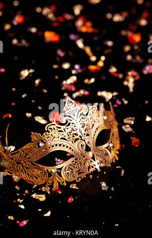 Masque de carnaval d'or. Banque D'Images