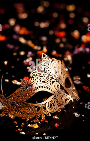 Masque de carnaval d'or. Banque D'Images