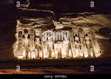 Spectacle son et lumière au temple de Nefertari Hathour, Abou Simbel, la Haute Egypte. Banque D'Images