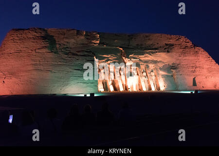 Spectacle son et lumière au temple de Nefertari Hathour, Abou Simbel, la Haute Egypte. Banque D'Images