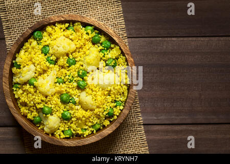 Couscous au curry de pois et le chou-fleur avec Banque D'Images