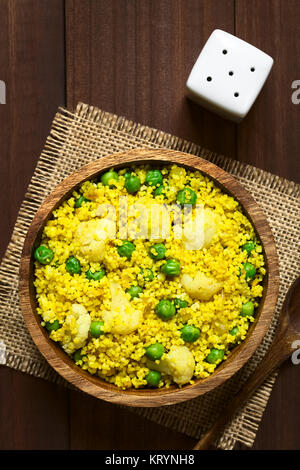 Couscous au curry de pois et le chou-fleur avec Banque D'Images