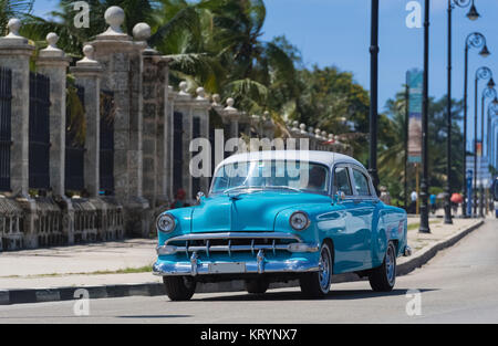 voiture classique chevrolet bleu américain sur le malecon à la havane cuba - série cuba 2016 reportage Banque D'Images