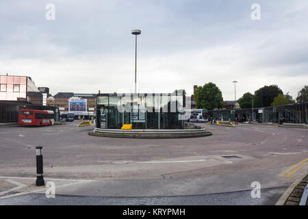 La gare routière d'enterrer dans le Grand Manchester. La station de bus, forme un point de correspondance publique avec la station de tramway Metrolink adjacent. Banque D'Images