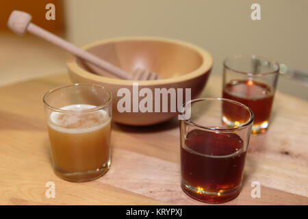 Assortiment miels intérieur en bois et en verre de type balancier miel et la cuvette. Banque D'Images