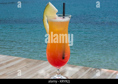 Tequila Sunrise cocktail mer bleue en arrière-plan. Banque D'Images